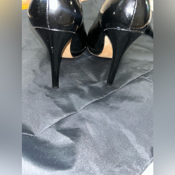 Stuart Weitzman - Black Patent Leather Round Toe Pumps Sz 6 - Picture 3 of 6